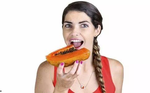 打人女吃瓜,吃瓜群众热议，真相究竟如何？