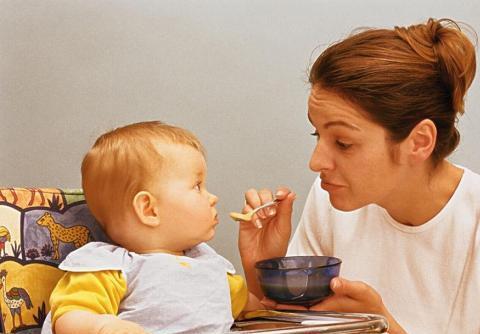 二岁宝宝吃瓜,甜蜜瓜果时光